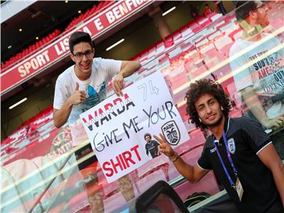 عمرو وردة مع المشجع الذي طلب قميصه