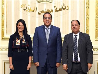 وزيرة السياحة مع رئيس الوزراء و وزير المالية 