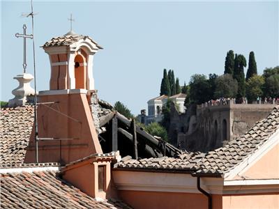 انهيار سقف كنيسة تاريخية وسط روما