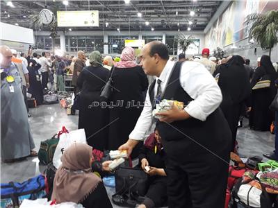 توزيع المياه والعصائر على حجاج قطاع غزة بمطار القاهرة