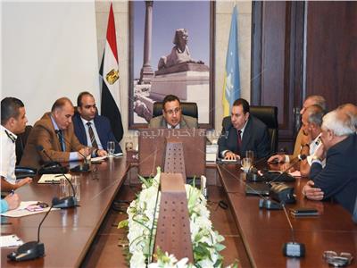 محافظ الإسكندرية خلال الاجتماع مع رؤساء الأحياء