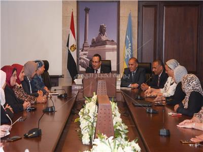 محافظ الإسكندرية خلال لقائه بأعضاء المجلس القومي للمرأة