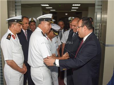 قائد القوات البحرية يهنئ محافظ الإسكندرية بتوليه مهام منصبه