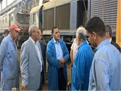 رئيس السكة الحديد يتفقد الجرارات والإشارات بورش فرز القاهرة 