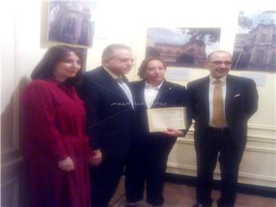 سفير المكسيك مع المشاركين في المعرض 