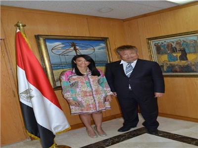 وزيرة السايحة مع المستشار الثقافي للسفارة الصينية بالقاهرة