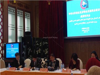 سونغ ايقوة وأعضاء سفارة الصين خلال المؤتمر 