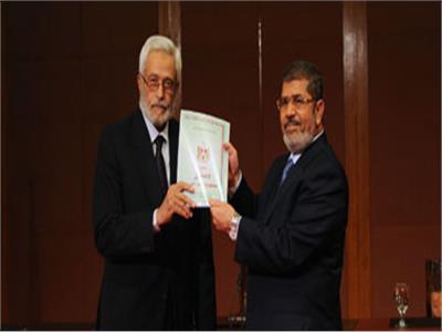 المعزول مرسي يتسلم دستور 2012 من المستشار حسام الغرياني رئيس اللجنة التاسيسية لوضع الدستور