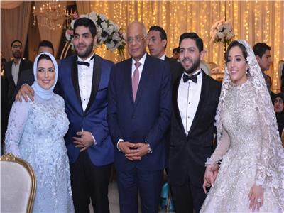 علي عبد العال مع العروسين