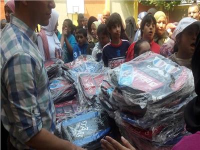 صور| «تعليم القاهرة» توزع الحقائب المدرسية على الطلاب لتحفيزهم