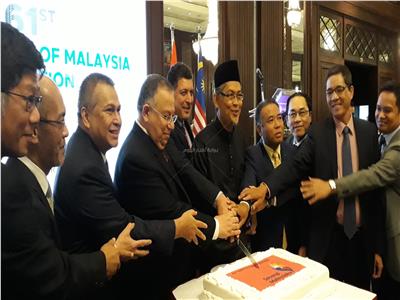 سفراء آسيا مع سفير ماليزيا خلال تقطيع "تورتة" الاحتفال