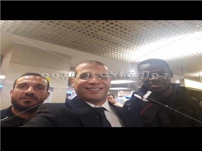 لاعبا الاهلي قبل مغادرتهما مطار القاهرة 