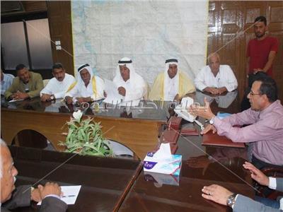 محافظ شمال سيناء خلال اجتماعه مع القبائل 