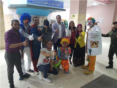 مدير معهد ناصر مع الشخصيات المحببة للأطفال وفريق عمل «ستديو الشارع»