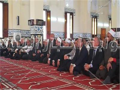 وزير الاوقاف ومحافظ الوادي الجديد والمحافظون السابقون يؤدون صلاة الجمعه بمسجد مدينة بلاط 
