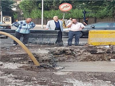 اصلاح كسر مفاجئ بماسورة المياه الرئيسية بشارع الجيزة