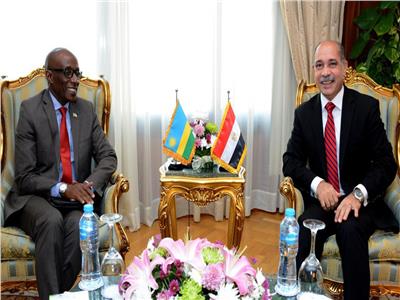 وزير الطيران المدني يلتقى سفير رواندا بالقاهرة
