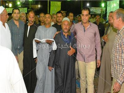 الرائد محمد عبدالصبور رئيس مباحث طهطا ومعه اثناء تقديم الكفن لاهل القتيل 