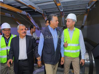 وزير النقل يغادر "مترو مصر الجديدة"