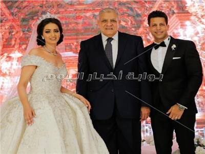 إبراهيم محلب مع العروسين