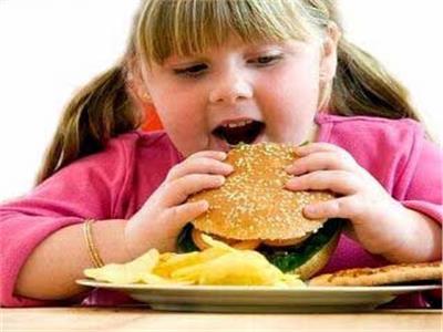 طبيبة تحذر من إتباع الأطفال أنظمة غذائية غير صحية 