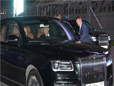 الرئيس الروسي أثناء تجربته سيارة من مشروع "كورتيج"
