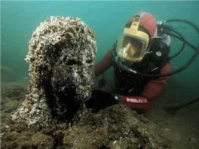 إحدى القطع الأثرية خلال عملية الانتشال من تحت البحر