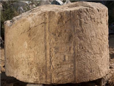 أحجار منقوشة بـ«معبد الشمس» في منطقة آثار المطرية
