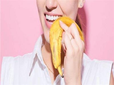 «قشر الموز» يخلصك من جير الأسنان