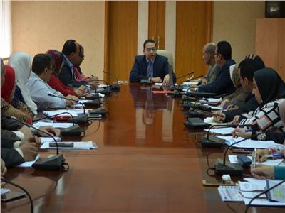 د.عمرو حسن خلال اجتماعه بقيادات القومي للسكان