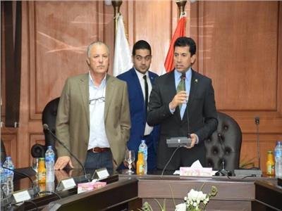وزير الرياضة والسفير التونسي يتابعان الاستعدادات لمباراة مصر وتونس