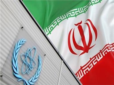 علم إيران وشعار الوكالة الذرية