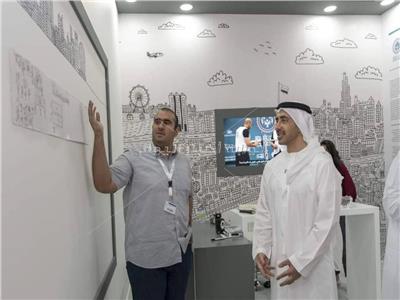الشيخ عبد الله بن زايد  يطلع على لوحة الفنان الإماراتي المبدع في معرض "فن أبوظبي" 