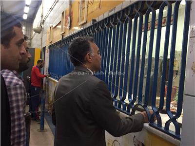 وزير النقل يشتري تذكرة مترو من محطة شبرا في جولة مفاجئة