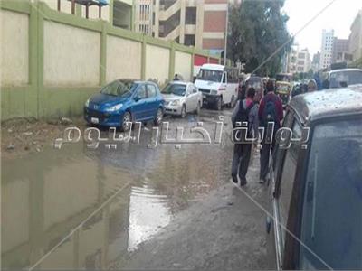 مياه الأمطار تغرق شارع «مجمع المدارس» بالإسكندرية