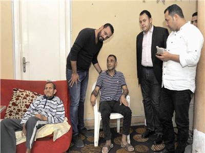 محمود وحيد ومحررا «الأخبار» مع أحد المشردين داخل دار  الإيواء