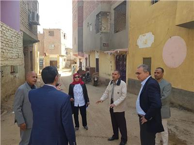 مدير صندوق العشوائيات يتفقد منطقتي عين دار ودرب السندادية بمحافظة الوادي الجديد