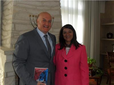 منى برنس مع السفير الإسرائيلي في القاهرة