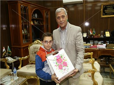 مصحف وسجادة صلاة هدية طفل لمحافظ المنوفية 