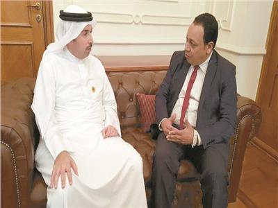 سفير البحرين مع محرر الأخبار