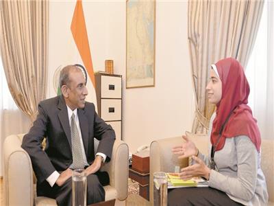 سفير الهند بالقاهرة مع محررة الأخبار
