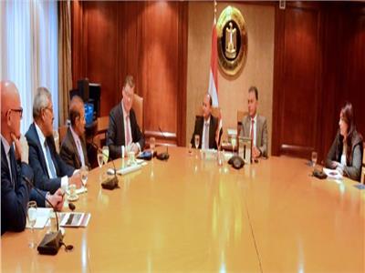 وزيرا النقل والصناعة يبحثان مع وفد شركة "مرسيدس" تزويد مصر بالاتوبيسات السريعة