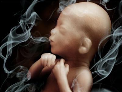 فيتامين «سي» يعوض تأثير تدخين الأم على الطفل 