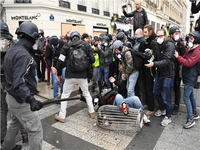 مناوشات بين أصحاب «السترات الصفراء» والشرطة الفرنسية