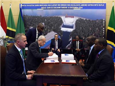 الرئيس التنزانى ورئيس مجلس الوزراء يشهدان توقيع عقد إنشاء مشروع "سد نهر روفيجي" 