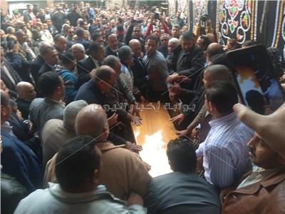 وصول جثمان الكاتب الصحفي إبراهيم سعدة إلي دار أخبار اليوم