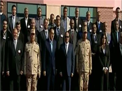 الرئيس السيسي يلتقط صورة تذكارية عقب افتتاحه لعدد من المشروعات القومية