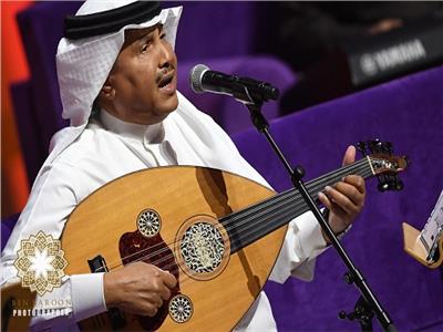 محمد عبده يعيد الزمن الجميل في حفل الكويت بـ20 أغنية