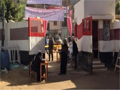 توافد المواطنين على لجان الانتخابات التكميلية بمدينة العريش