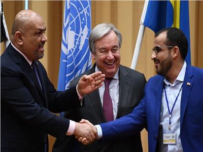 مصافحة استثنائية بين ممثلي الحكومة وجماعة الحوثي في نهاية مباحثات السويد